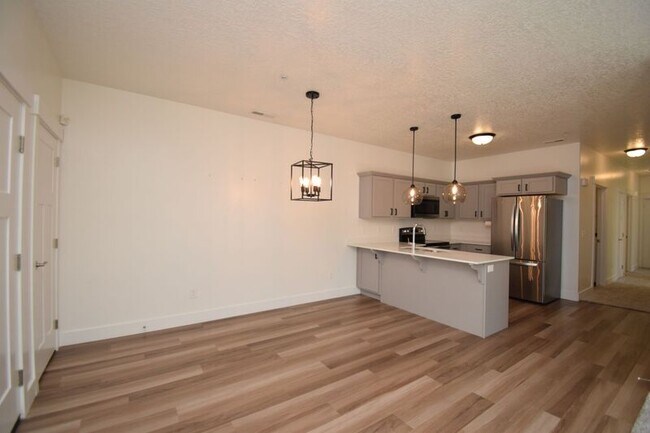 Building Photo - 1807 W Eaglewood Dr