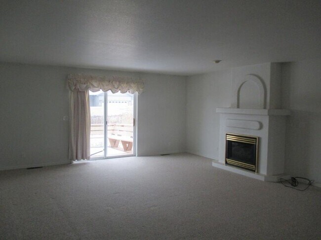 Building Photo - Lovely Kalispell home with a garage