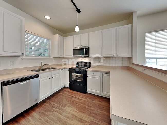 Foto del edificio - 8428 Whisper Ridge Pl
