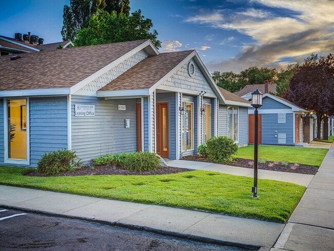 Building Photo - Creekview