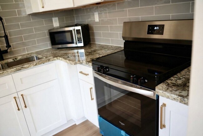 Building Photo - 617 Transcontinental Dr