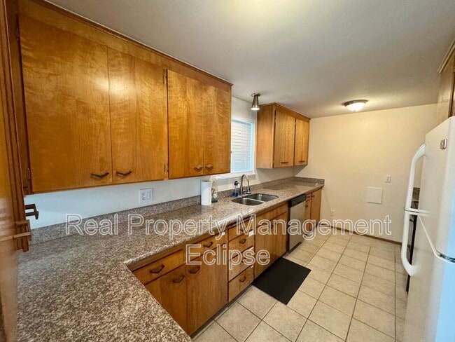Building Photo - 10323 NE 68th St