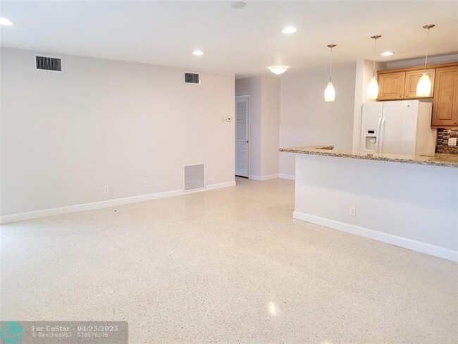 Building Photo - 711 Bayshore Dr