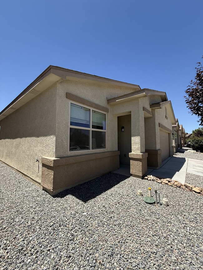 Building Photo - 2116 Solitaire St NE