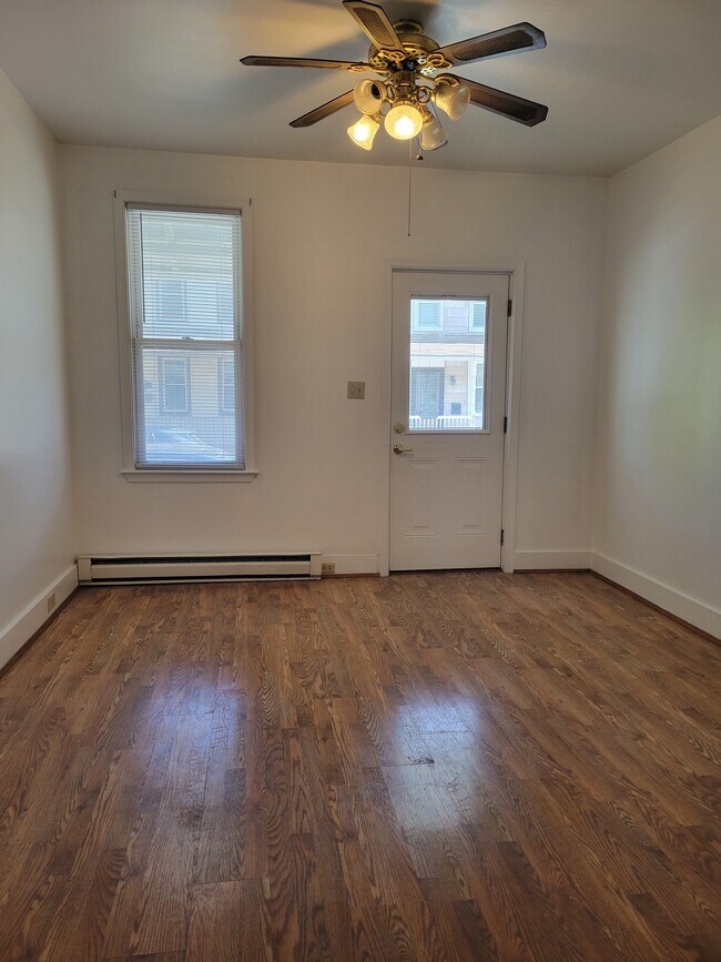 Building Photo - 406 Walnut St