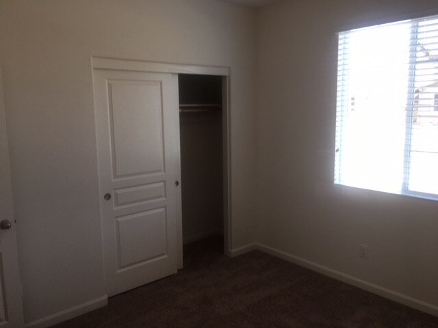 Building Photo - House For Rent in Tulare