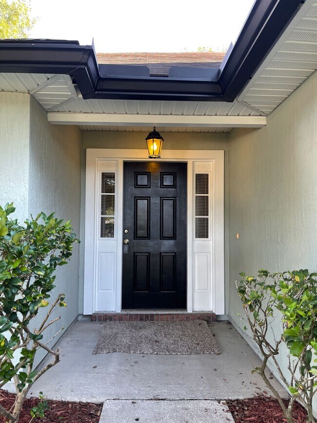 Building Photo - Three Bedroom in Watermill