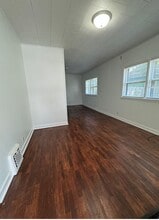 Building Photo - 939 Oakland St