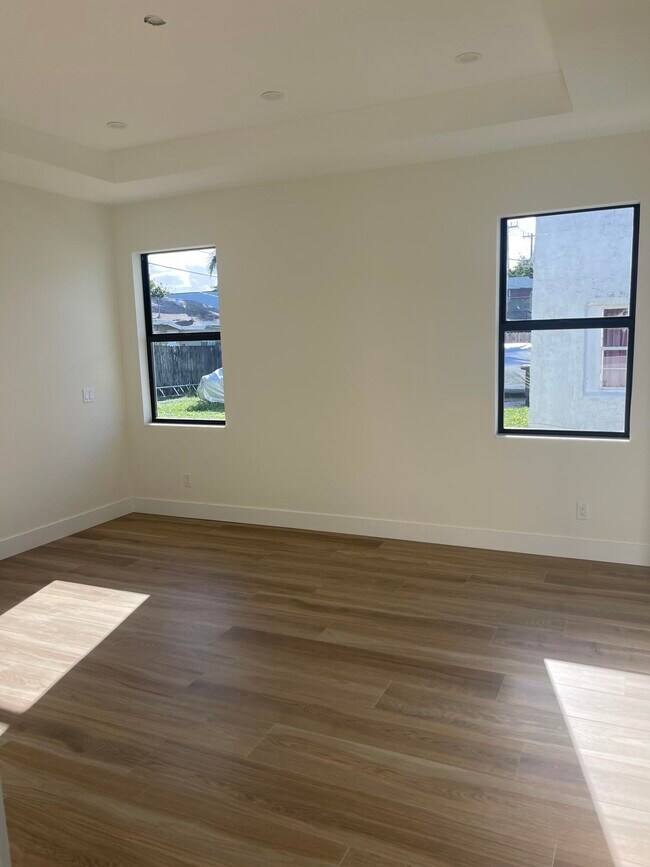Building Photo - 436 Monroe Dr