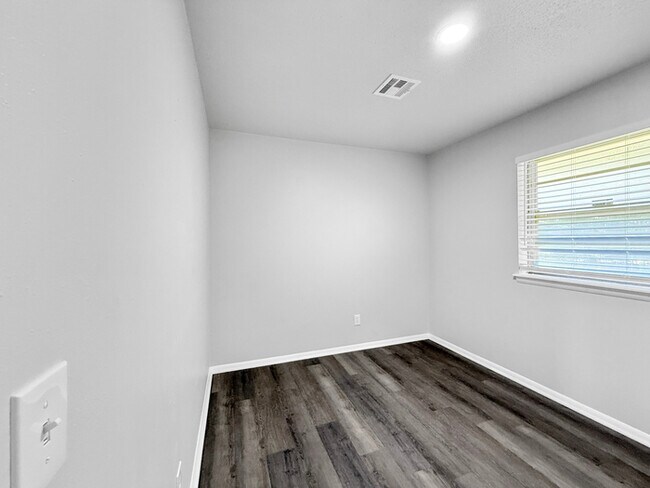 Building Photo - 812 Meadowridge Dr