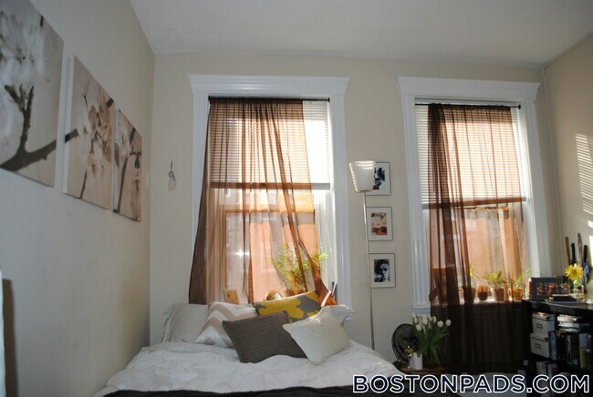 Foto del edificio - 61 Park Dr