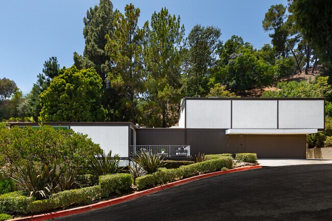 Building Photo - 9080 Wonderland Park Ave
