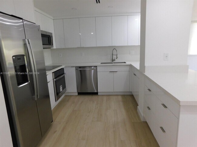 Building Photo - 251 Crandon Blvd