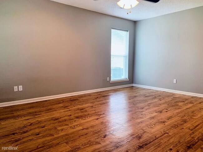 Building Photo - 2 br, 1 bath Duplex - 1505 Hillside Dr 1505