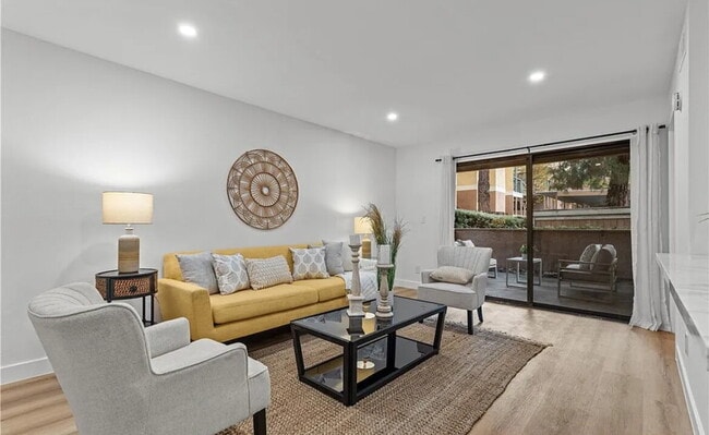 Building Photo - Welcome to this darling, turnkey condo loc...
