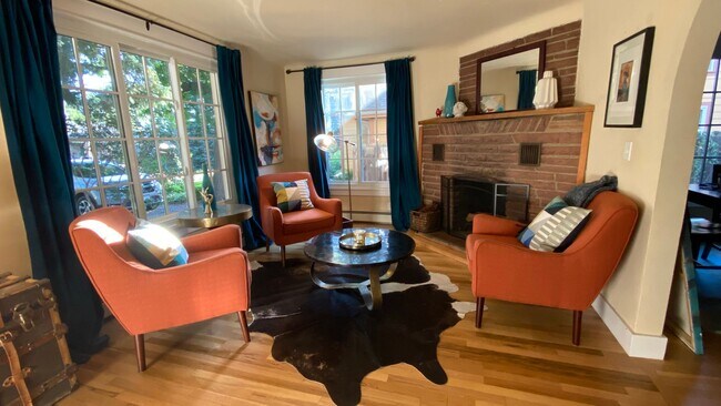 Building Photo - FULLY FURNISHED 4 BED/2.5 BATH HOME IN BOU...