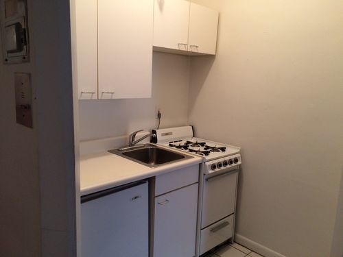 Building Photo - 316 E 78th St