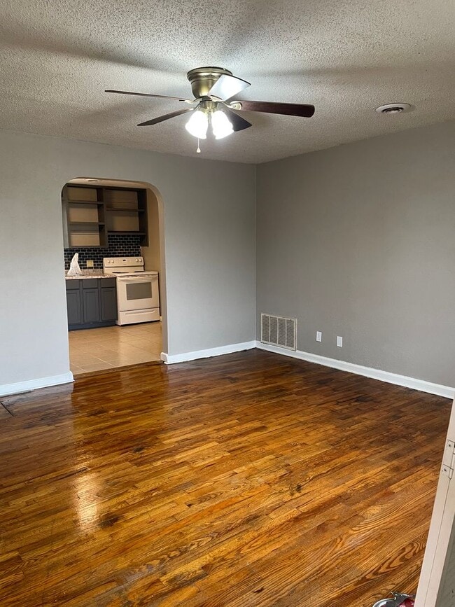 Building Photo - New kitchen!  3 beds, 1 bath large fenced yard
