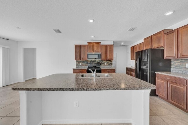 Building Photo - Spacious 6BR House in Ruskin