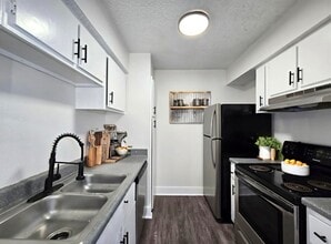 Building Photo - Tramor at Hunter's Glen