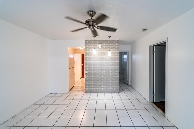 Building Photo - 713 SW 13th Ave