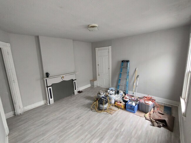 Amplia sala de estar - 208 E 9th St