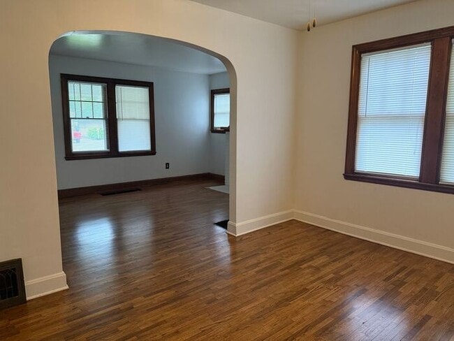 Building Photo - Cute Home on the Southside