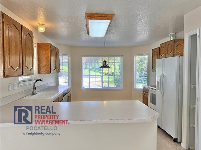 Building Photo - 4 bedroom 3 bathroom - 2 car garage -This ...