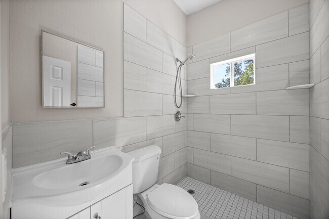 Foto del edificio - Modern Touches, Classic Charm—Your Bradenton Home Awaits