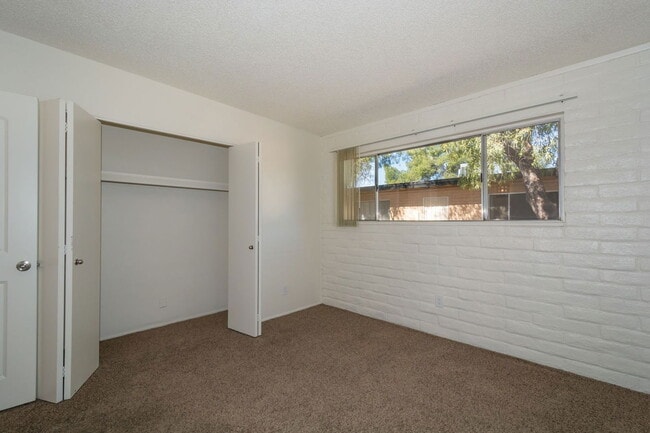 Building Photo - 4557 E Bellevue St