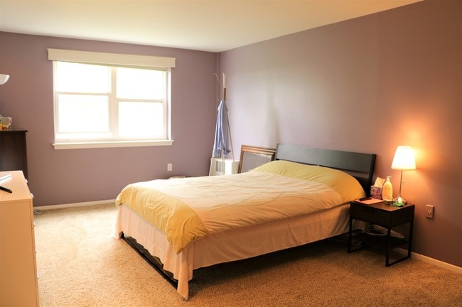 Bedroom - 887 Farmington Ave