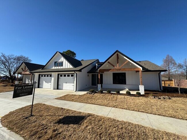 Building Photo - Newly Remodeled 2-Bedroom Duplex in Broken Arrow – Prime Location!