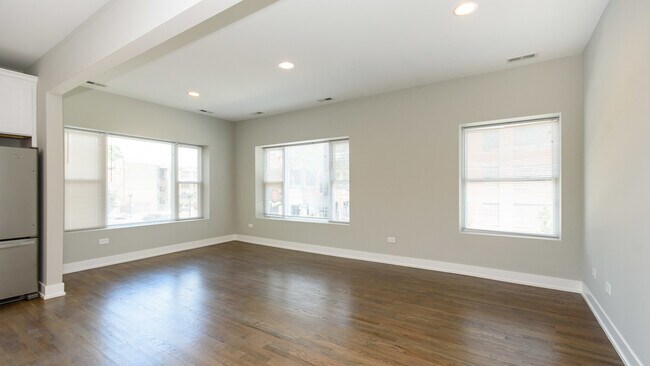 Building Photo - 4755 N Leavitt St