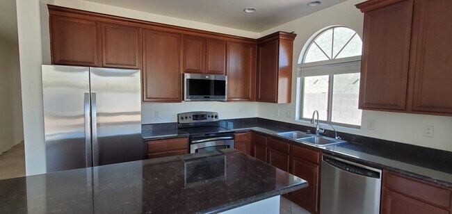 Kitchen - 3951 S Splendor Plz