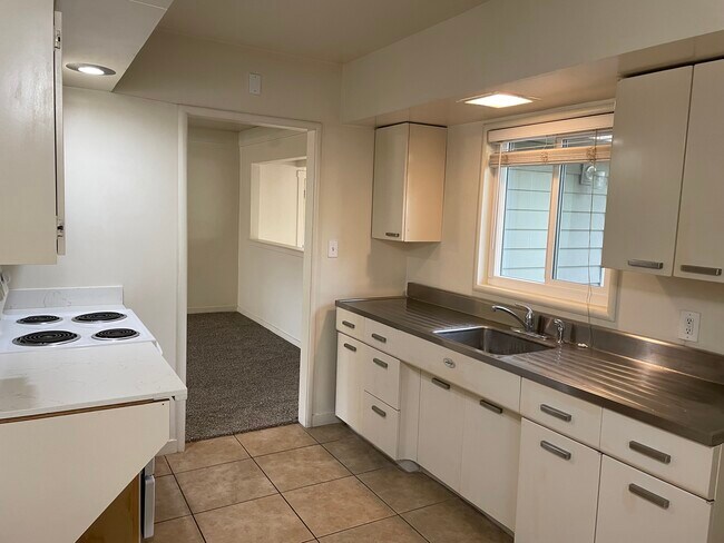 Kitchen - 2353 Laredo Rd