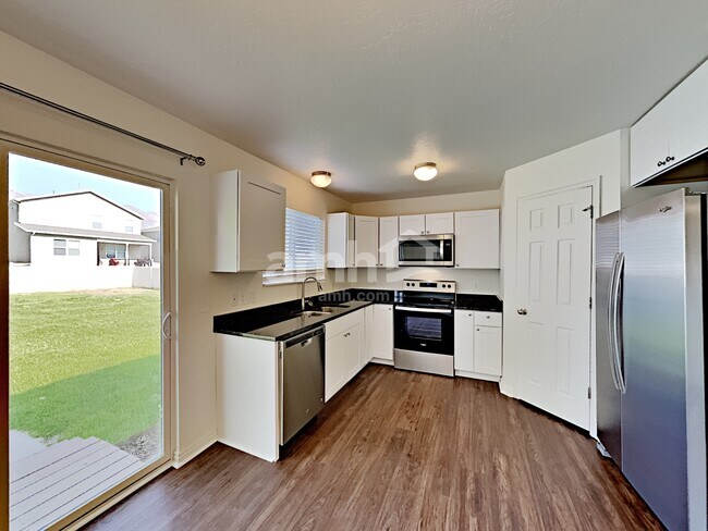 Building Photo - 4384 Maple Dr