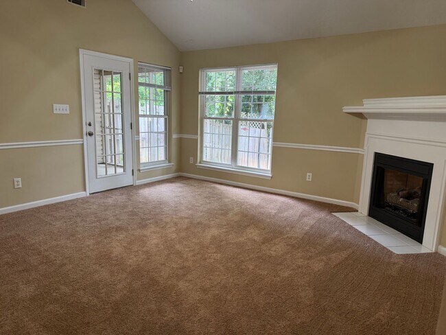 Foto del edificio - Grovetown Townhome, Primary Bedroom on Main Level