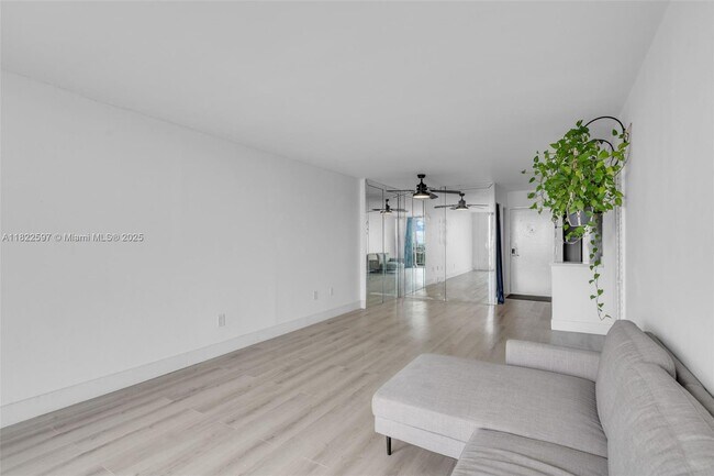 Building Photo - 6900 Bay Dr