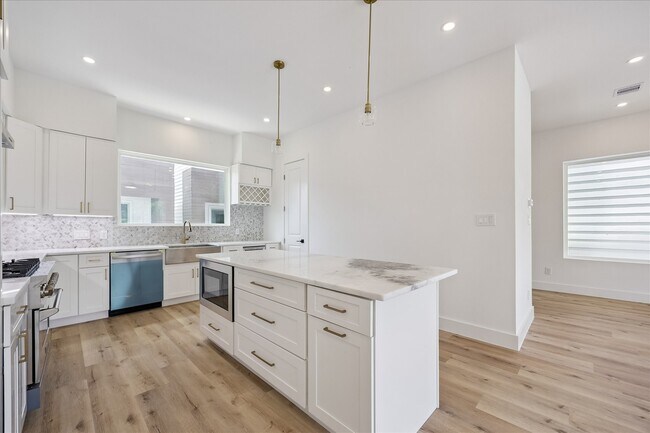Foto del edificio - 1034 W 17th St