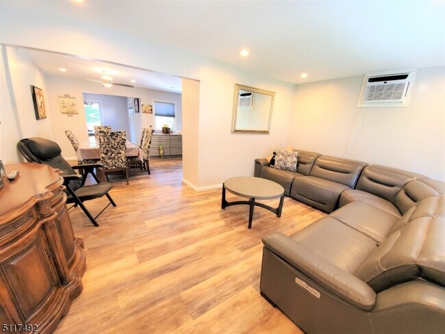 Foto del edificio - 552 Broughton Ave