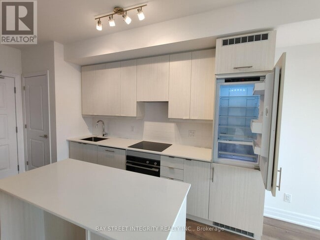 Building Photo - 36 Elm Dr W