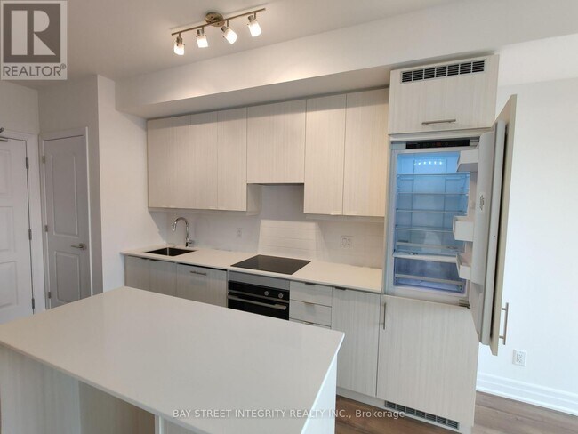 Photo du bâtiment - 36 Elm Dr W