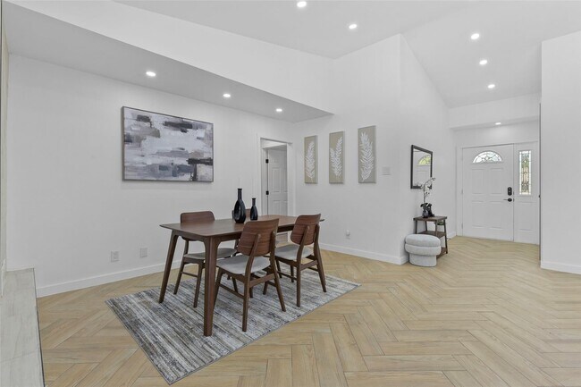 Foto del edificio - 3215 Whitehall Dr