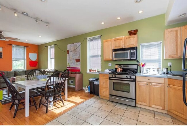 Dining area/kitchen - 1918 Poplar St