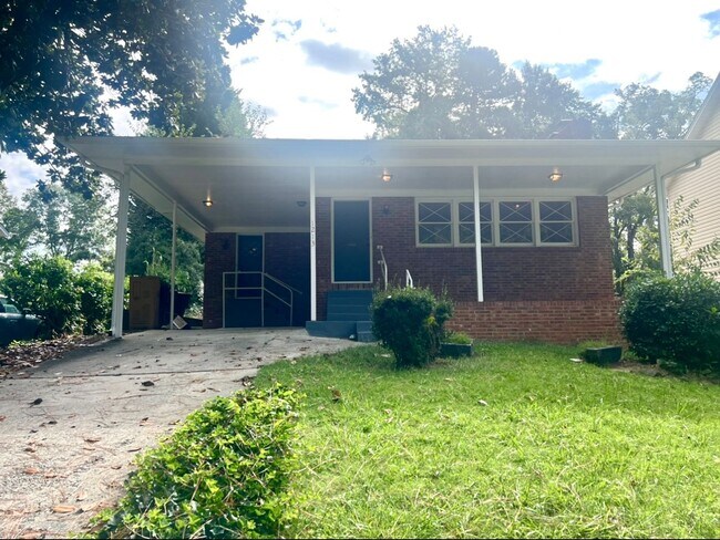 Building Photo - 3 Bedroom 3 Bathroom Home with Finished Ba...