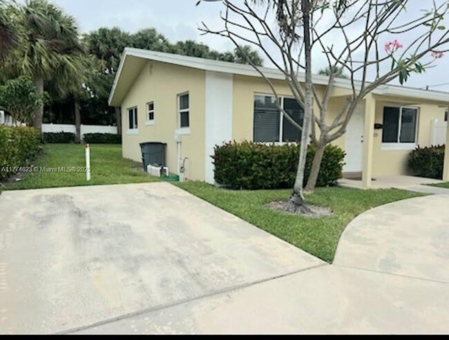 Building Photo - 323 Northlake Dr