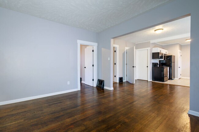 Building Photo - 3 bed 1 Bath Single Family Home with Spaci...