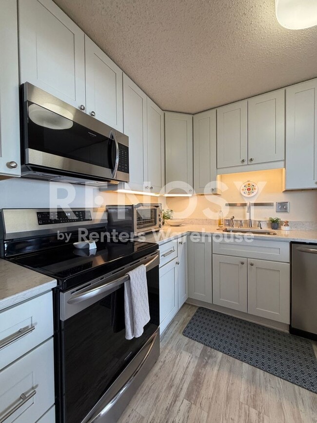Building Photo - Available September 1st 2 Bedroom 1 Bath Condo in St. Paul