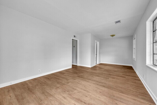 Foto del edificio - Charming Home with Modern Upgrades, No HOA! | Pet Friendly