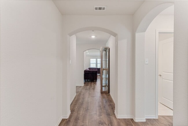 Building Photo - 936 English Dr